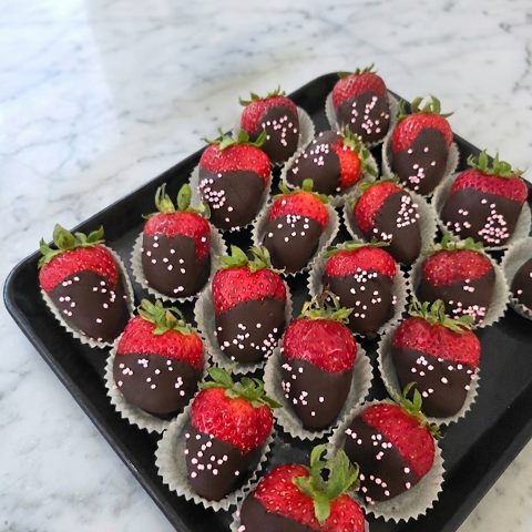 Plateau de fraises enrobées de chocolat 