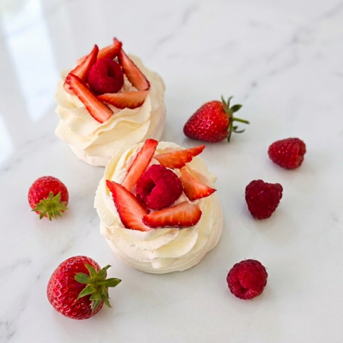 Pavlova individuelle aux fruits rouges